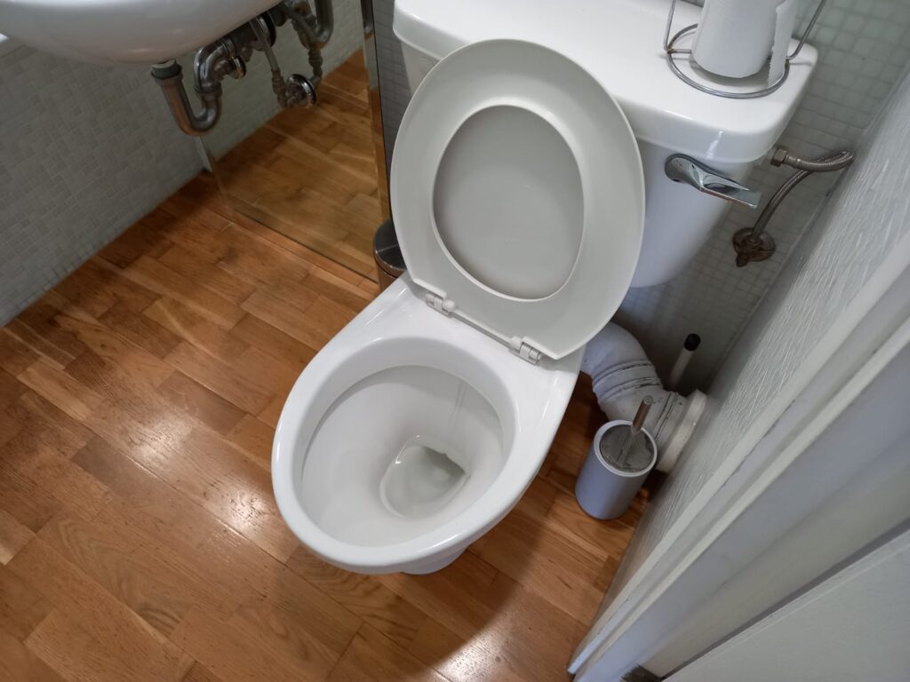 bathroom deep cleaning London removing limescale and sanitising surfaces